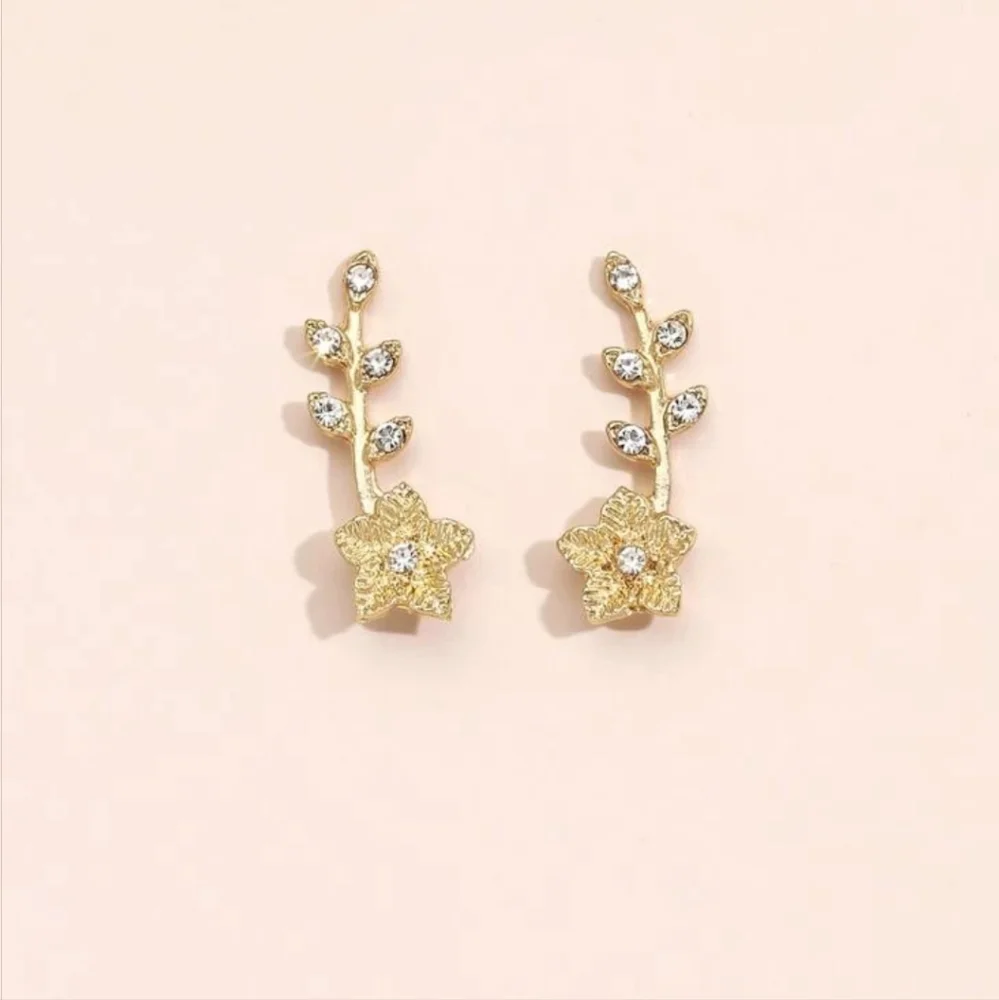 ✨️✨️NEW✨️✨️STUNNING!! FLOWER Ear Climber Earrings with Tiny CZ'S in GOLD Plating - Picture 1 of 14